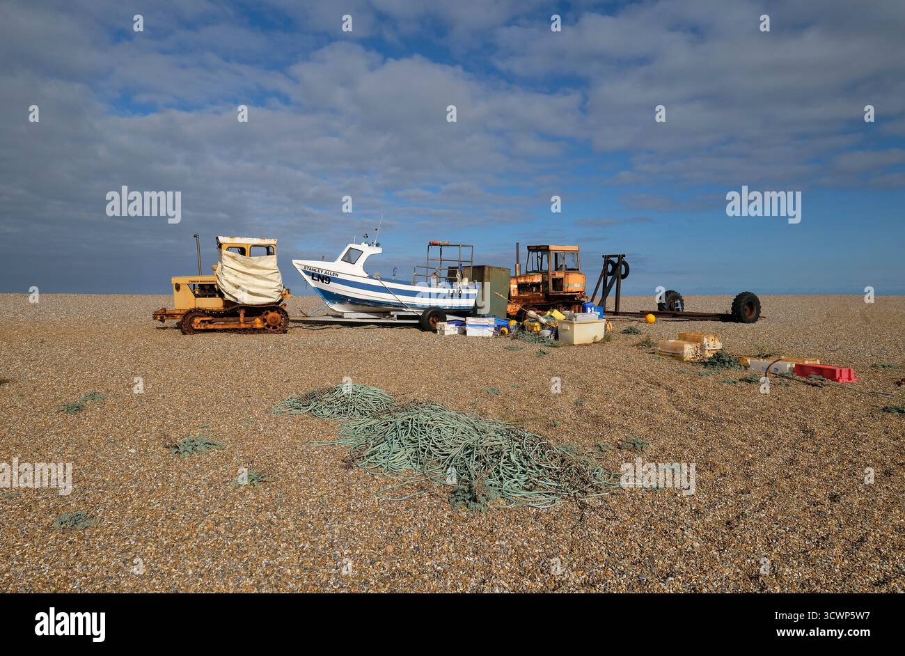 bateaux de pêche sur la plage de galets de cley-next-the-sea, nord de norfolk, angleterre Banque D'Images