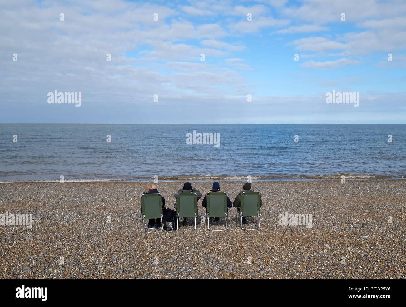 quatre personnes assises sur des sièges, cley-next-the-sea, nord de norfolk, angleterre Banque D'Images