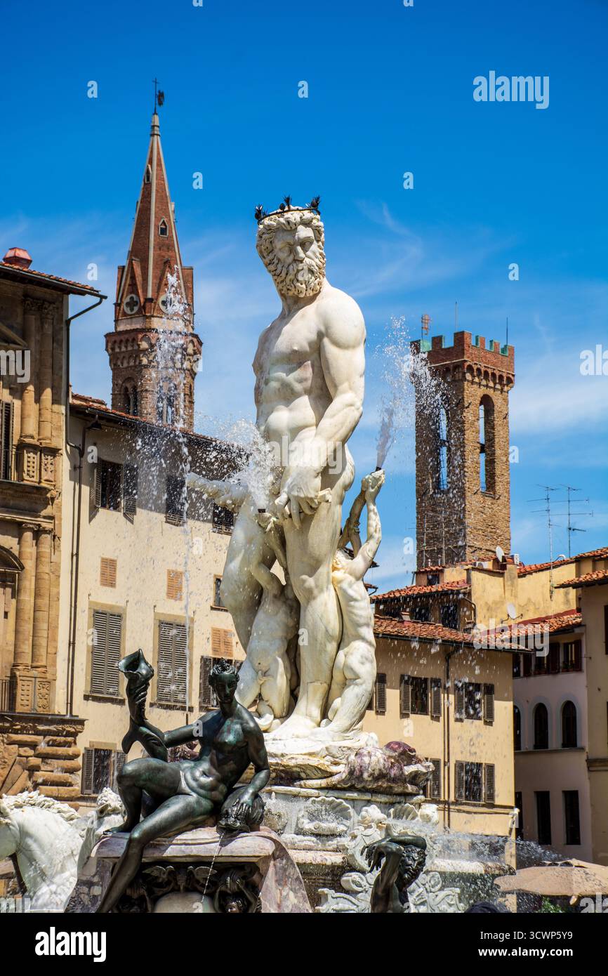 Chef-d’œuvre de la Renaissance de Bartolomeo Ammannati sur la Piazza della Signoria de Florence. Neptune se dresse au sommet d'un char, entouré de personnages mythologiques Banque D'Images