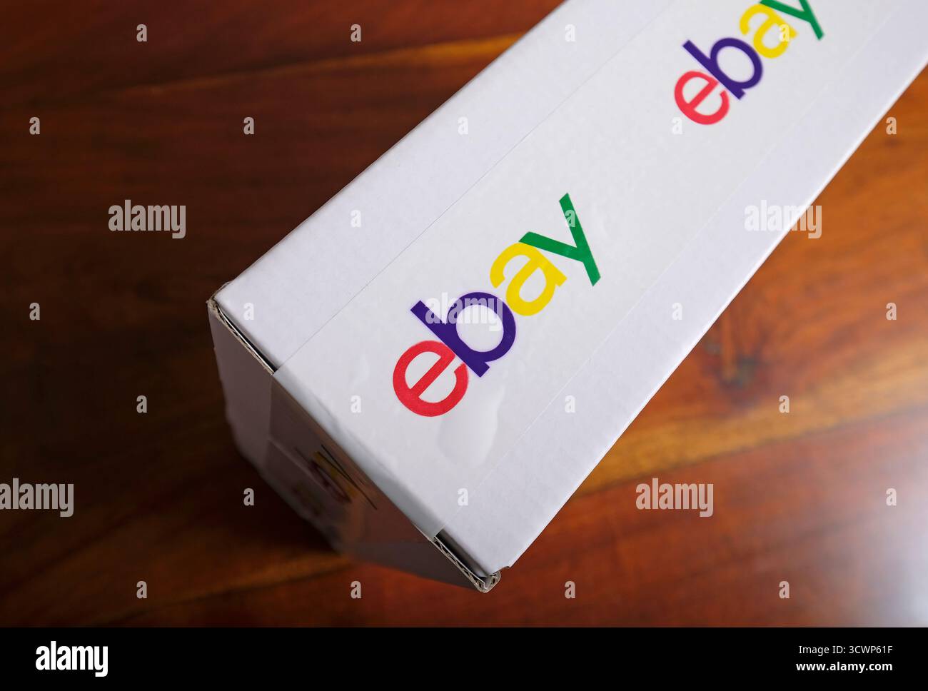 colis de livraison ebay sur le dessus de table à l'intérieur de la maison Banque D'Images colis de livraison ebay sur le dessus de table à l'intérieur de la maison Banque D'Images