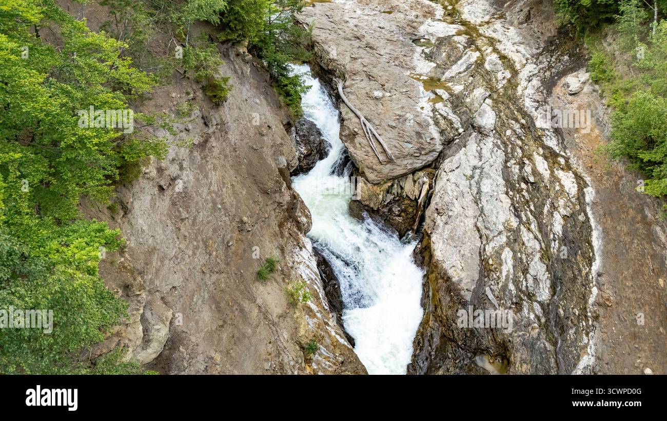 Une vue aérienne à couper le souffle de la cascade de Putna (Cascada Putna) située dans les montagnes de Vrancea, Roumanie. Banque D'Images