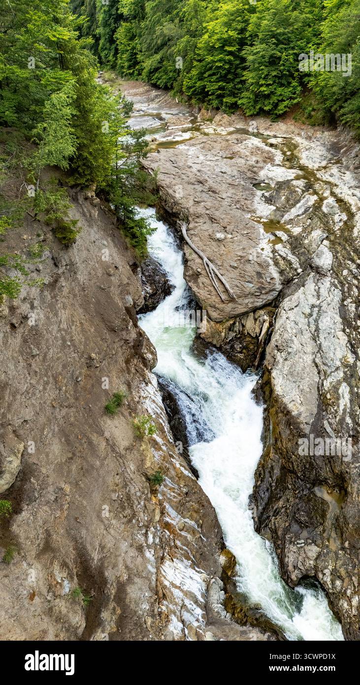 Une vue aérienne à couper le souffle de la cascade de Putna (Cascada Putna) située dans les montagnes de Vrancea, Roumanie. Banque D'Images