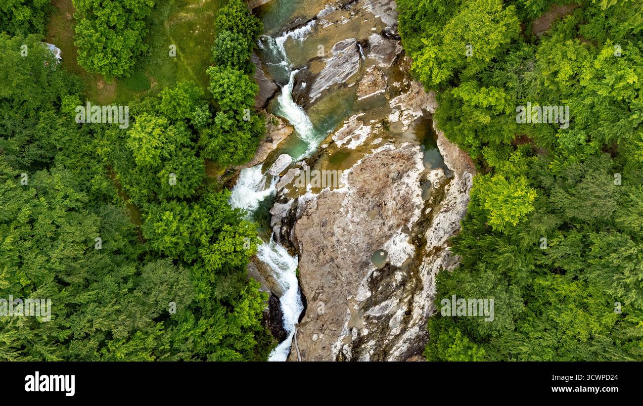 Une vue aérienne à couper le souffle de la cascade de Putna (Cascada Putna) située dans les montagnes de Vrancea, Roumanie. Banque D'Images