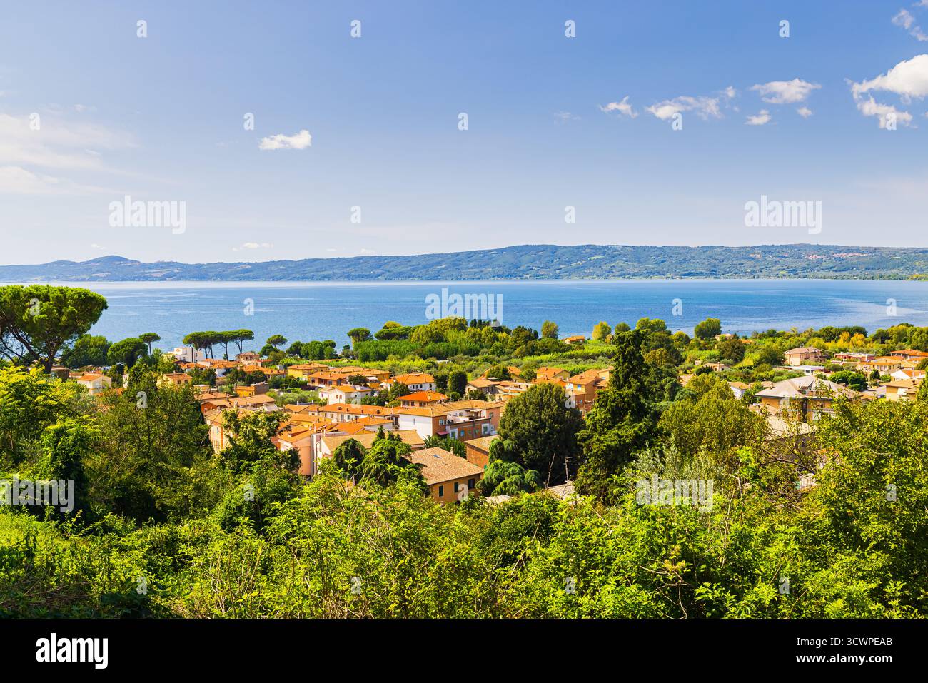 Vue claire et lumineuse sur Bolsena, Italie, par une journée ensoleillée. La ville pittoresque s'étend le long des rives du lac de Bolsena, entourée d'une colline vallonnée Banque D'Images