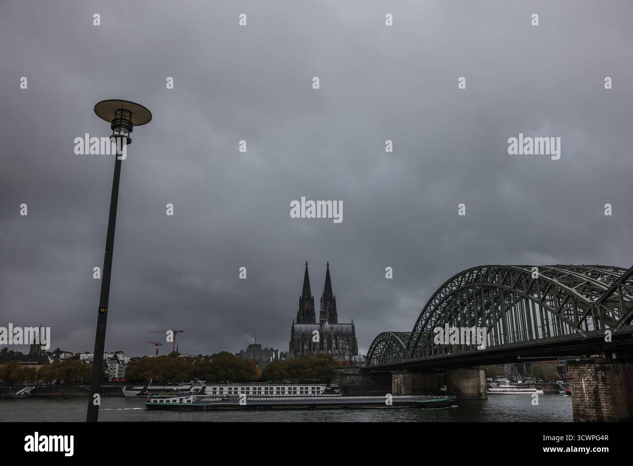 Cologne, Allemagne. 13 octobre 2025. Des nuages sombres passent au-dessus de la cathédrale le matin. En Rhénanie-du-Nord-Westphalie, il restera nuageux et brumeux dans les prochains jours. Crédit : Oliver Berg/dpa/Alamy Live News Banque D'Images