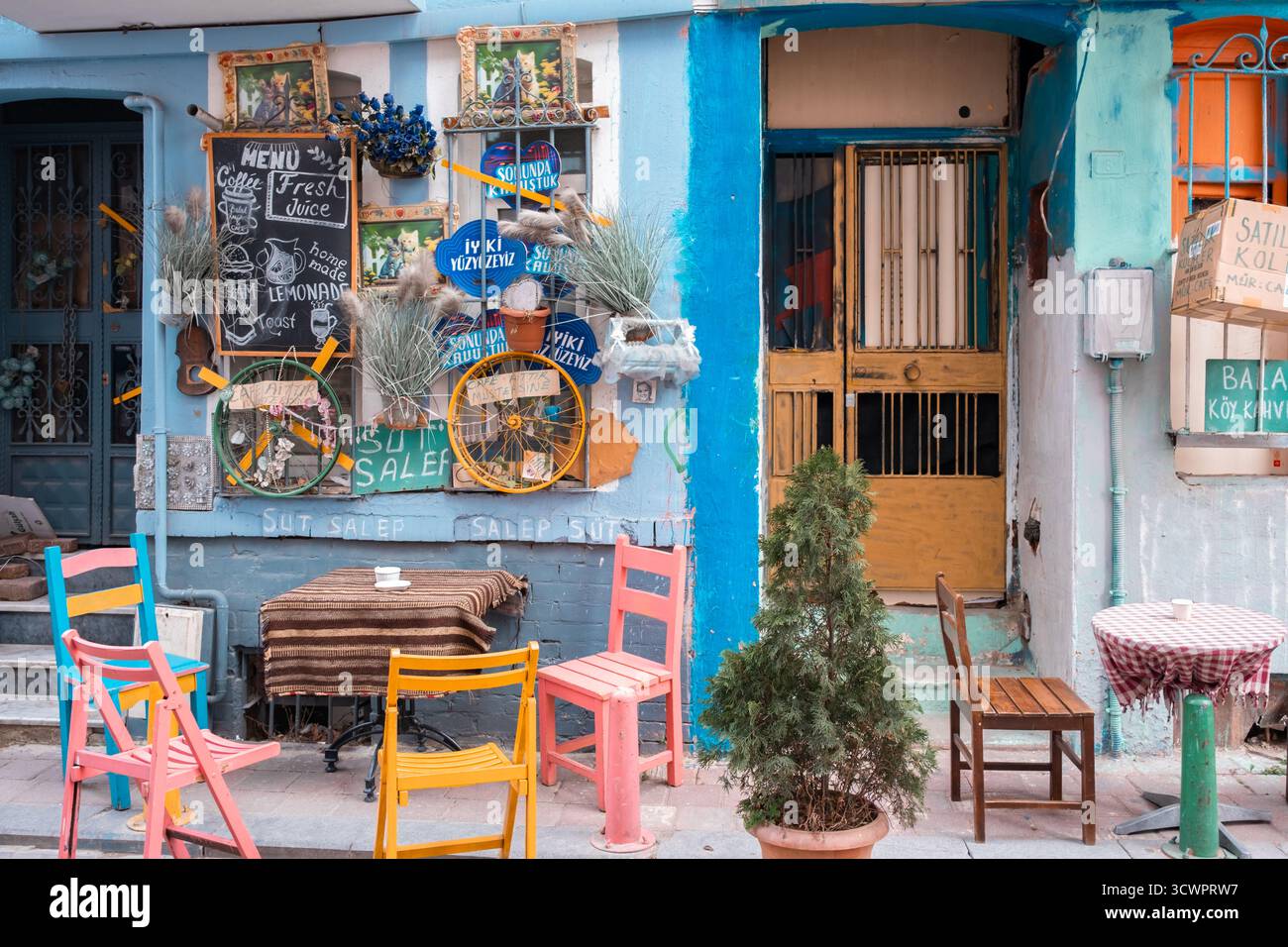 Istanbul, Turquie - 10 mars 2023 : scène populaire colorée de coin de rue dans le quartier de Balat, Istanbul Banque D'Images