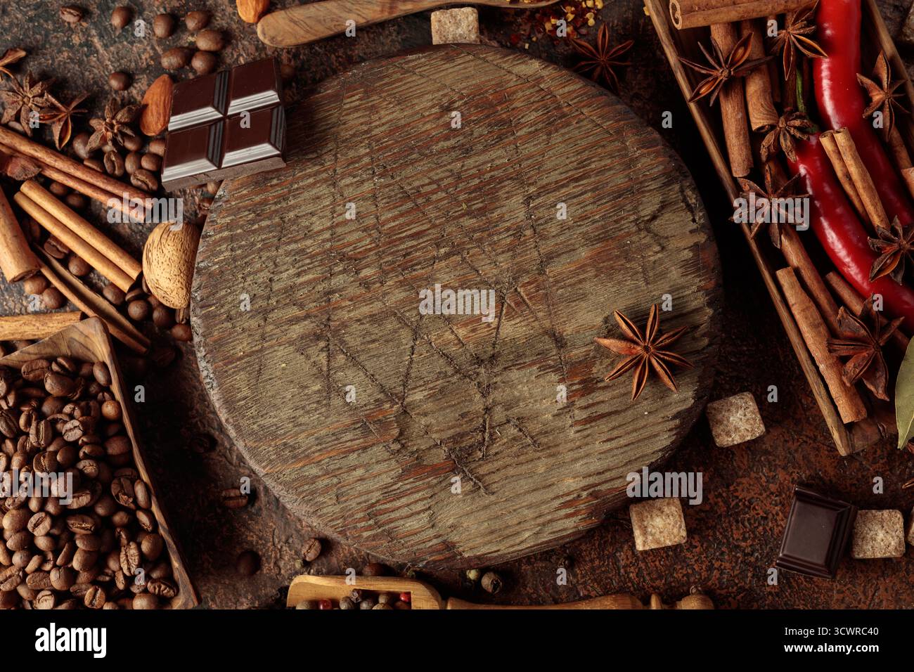 Diverses épices et assaisonnements pour faire des boissons aromatiques à base de café. Placez votre produit sur une planche ronde au centre. Vue de dessus. Banque D'Images