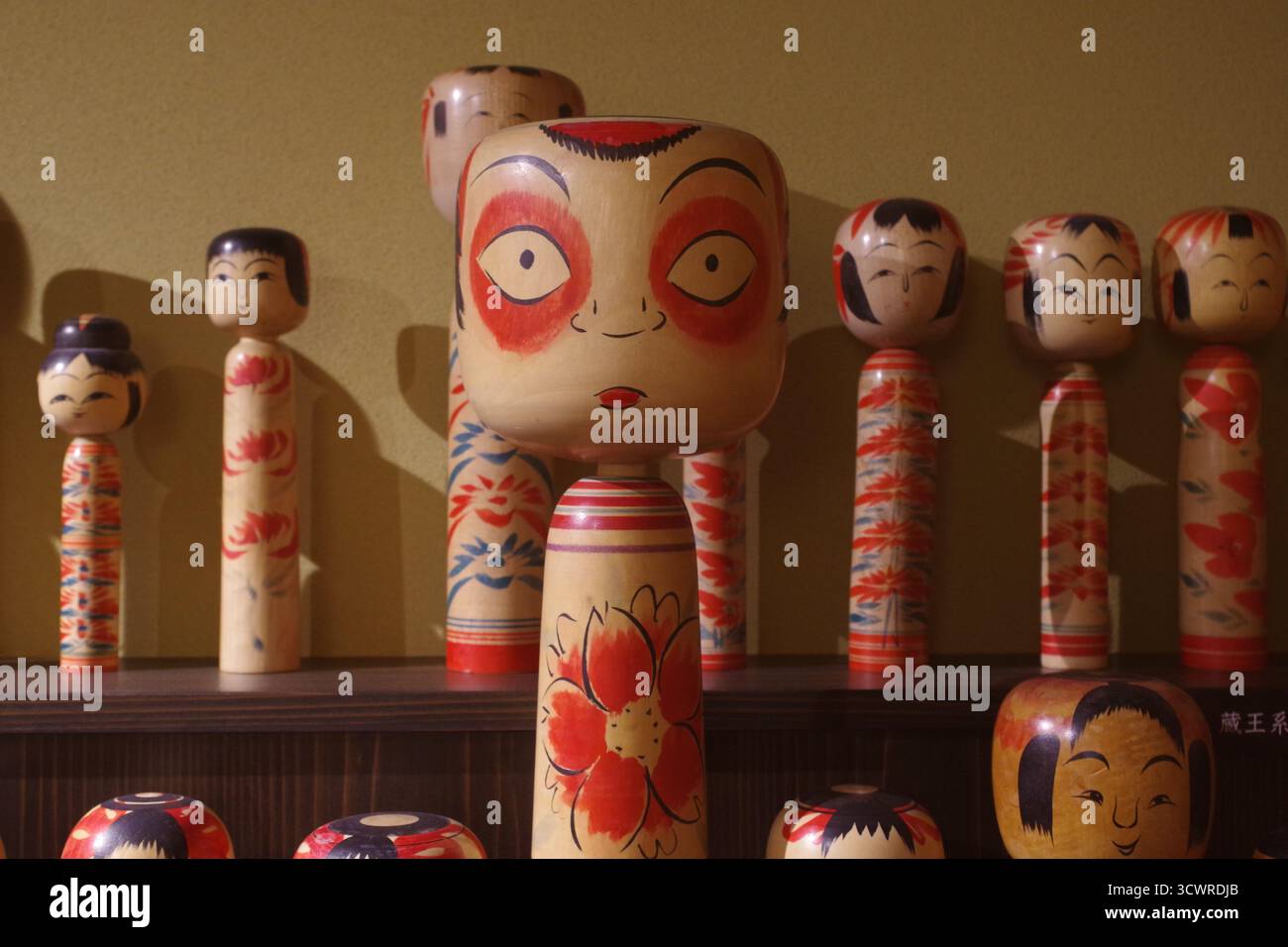 Poupées kokeshi japonaises exposées Banque D'Images