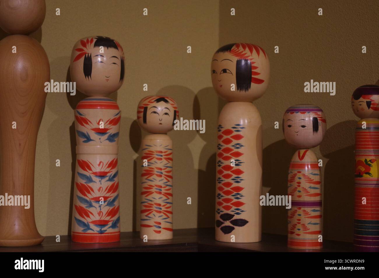 Poupées kokeshi japonaises exposées Banque D'Images