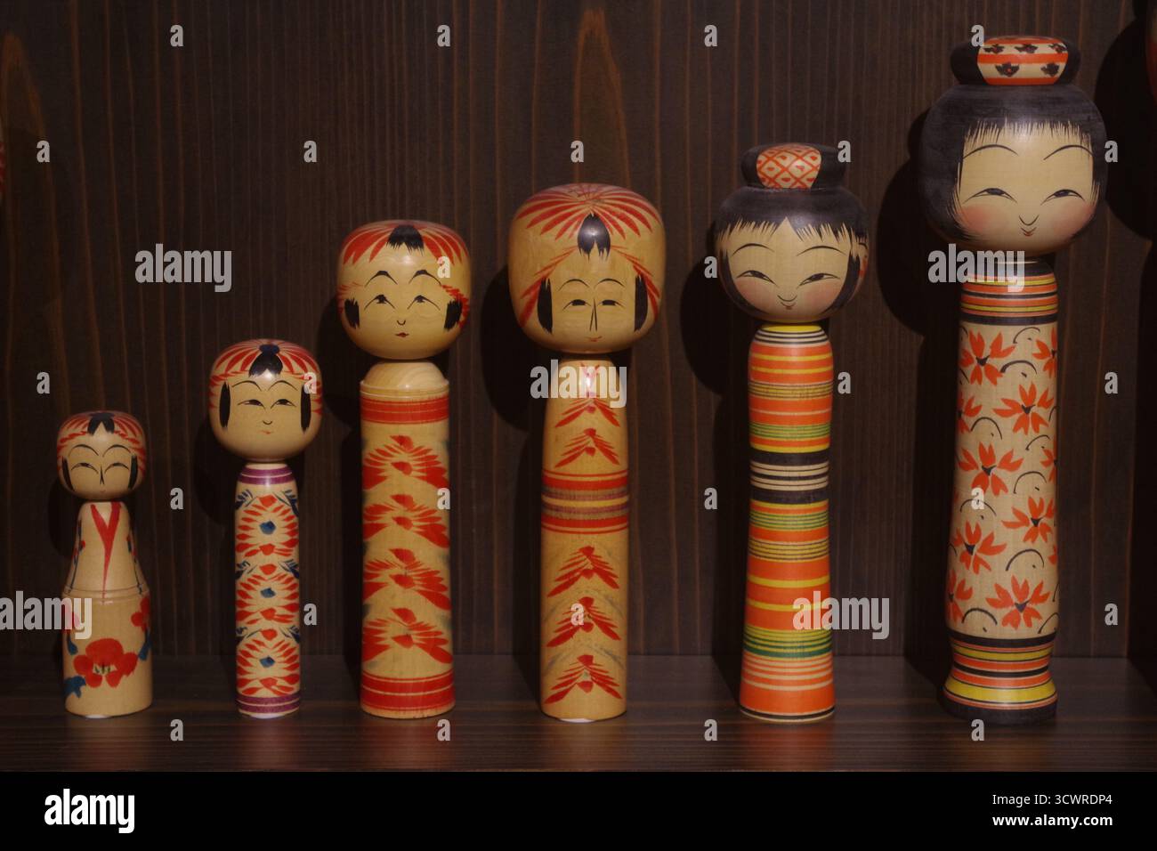 Poupées kokeshi japonaises exposées Banque D'Images