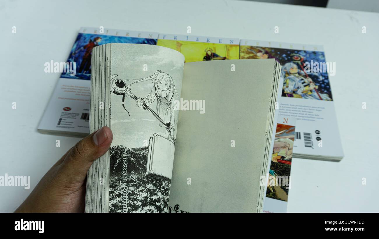 South Kalimantan, Indonésie - 05 17 2025 : le manga Frieren s'est ouvert et tenu en main, soulignant son style d'illustration délicat et ses histoires émotionnelles Banque D'Images