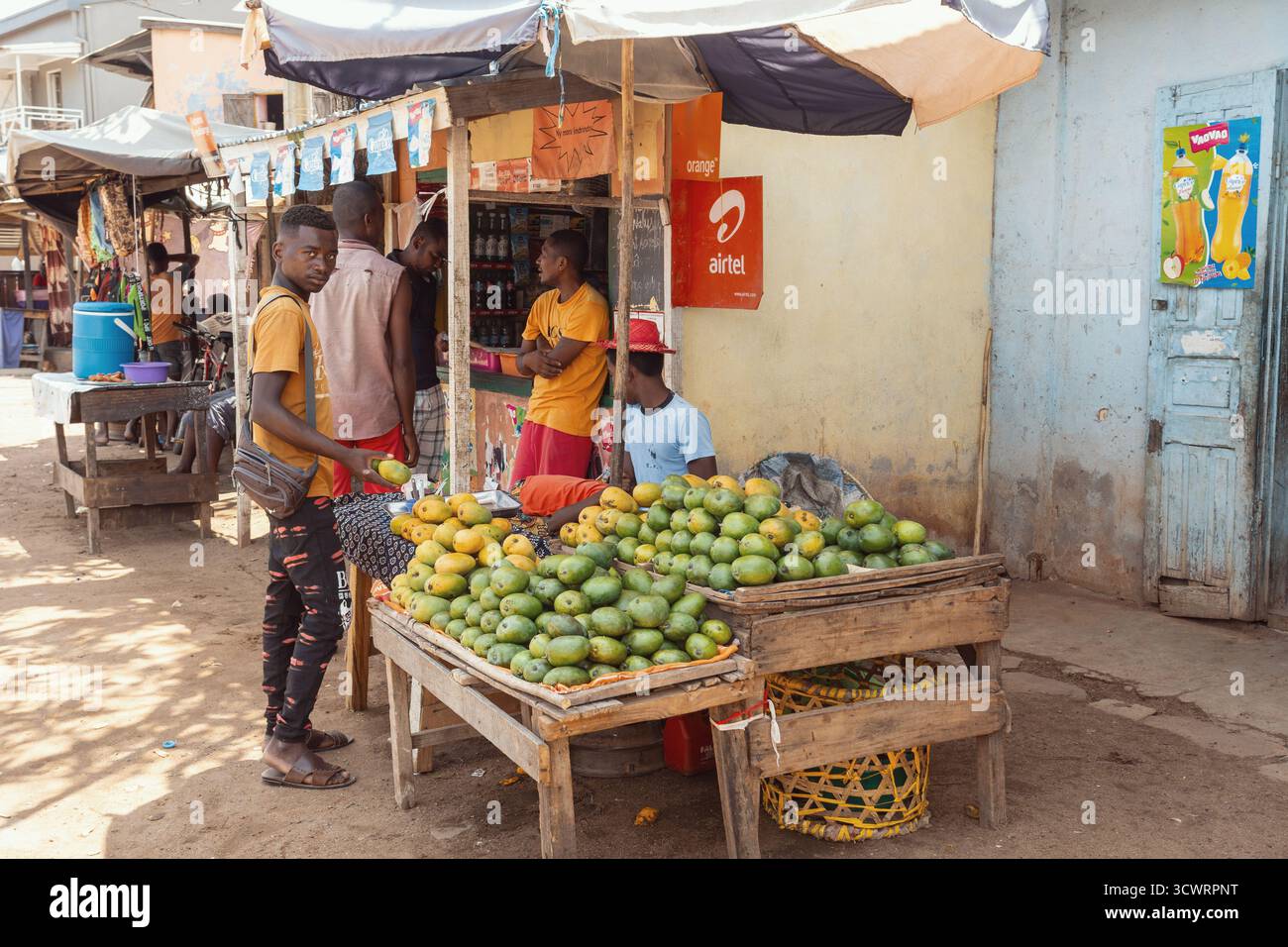 Miandrivazo, Madagascar - 11 octobre 2025 : exposition abondante de mangues vertes et jaunes sur un stand de vendeurs dans le quartier animé du marché de Miandrivazo, Mena Banque D'Images