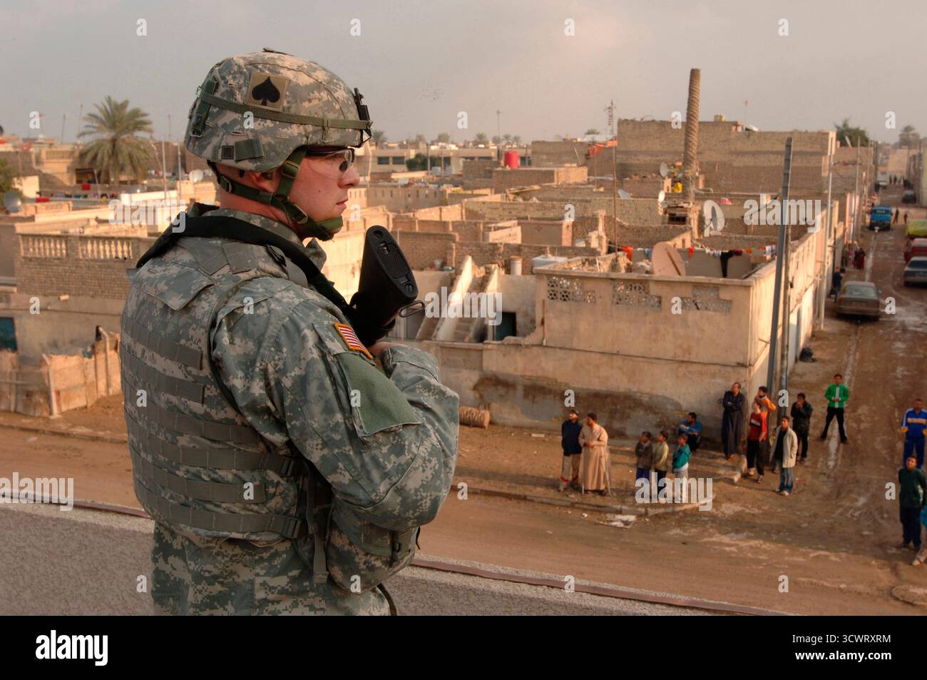 SADR CITY, IRAK - 12 janvier 2006 - le Sgt Clarence Hutton, état-major de l'armée américaine, observe un carrefour à Sadr City, Irak, alors qu'il assure la sécurité d'autres soldats. Hutton est attaché à l'équipe de combat de la 4e brigade de l'armée de terre, 101e division aéroportée des États-Unis - photo : Geopix/US Army/Teddy Wade Banque D'Images