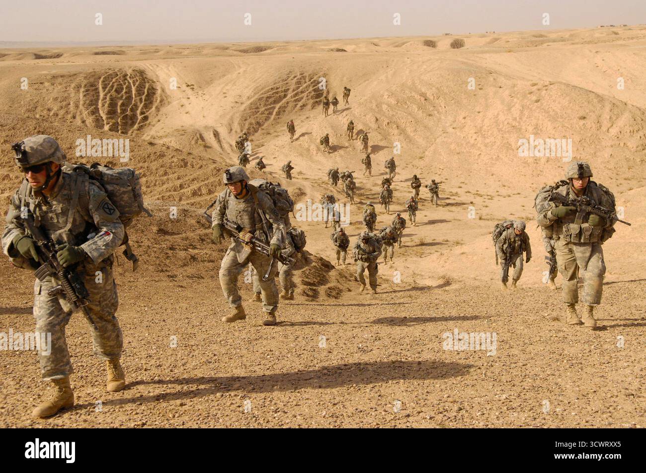 PRÈS DE KIRKOUK, IRAK - 19 novembre 2007 - des soldats de l'armée américaine de Charlie Company, 2e bataillon, 22e régiment d'infanterie, 1re brigade de combat, 10e division de montagne et des soldats de l'armée irakienne arrivent par assaut aérien pour fouiller des villages à travers 10 miles de terrain interdit aux véhicules le long de la rivière Zaghytun Chay à environ 50 miles au sud-est de Kirkouk, Irak - photo : Geopix / USAF / Samuel Bendet Banque D'Images