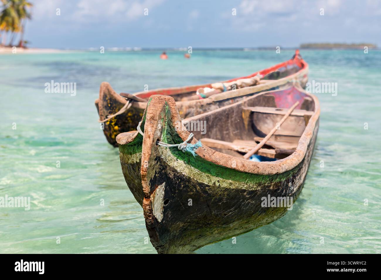 Canot construit à la main par les natifs de Guna Yala connu sous le nom de Kuna situé dans l'archipel des îles San Blas Blas dans le nord-est du Panama face à t Banque D'Images