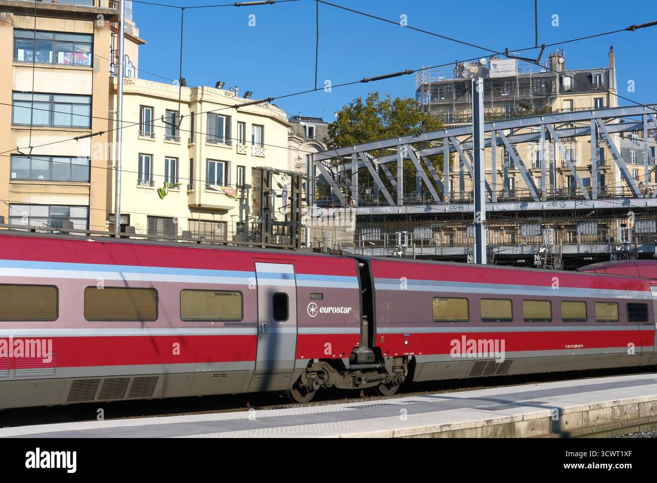 Paris, France - 29 septembre 2025 : train Eurostar sur la Gare du Nord ou gare Nord à Paris. Système ferroviaire des trains à grande vitesse en France Banque D'Images