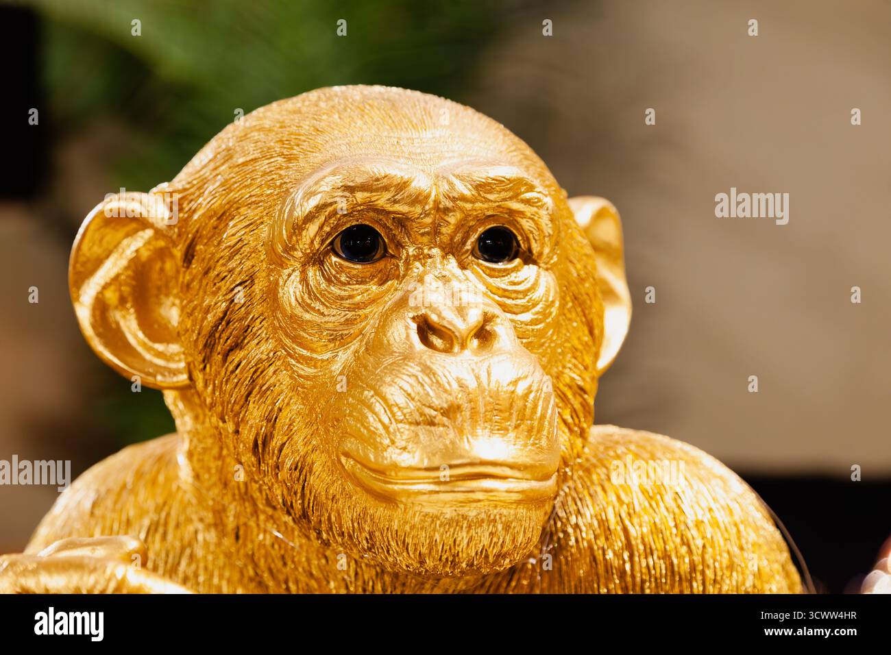 Figurine d'un singe doré aux yeux noirs, gros plan Banque D'Images