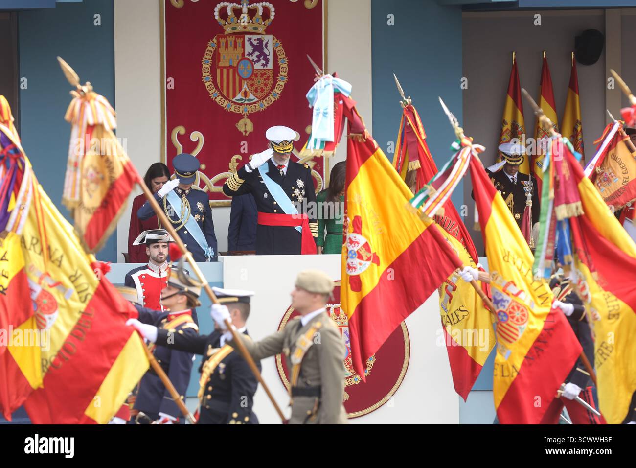 12 octobre 2025 : 12 octobre 2025 (Madrid) défilé militaire à l'occasion de la journée de Hispanidad Pilar avec la présence du roi Felipe VI et de la princesse Leonor.il est accompagné de son épouse la reine DoÃ±a Leticia et l'Infante Sofia.Un total de 3 847 militaires (dont 524 femmes), en plus des avions et des véhicules à moteur, ont marché pendant une heure et demie à travers les 1 540 mètres de la route, de la Glorieta de Carlos V à la Plaza de ColÃ³n (crédit image : © Lorenzo Carnero/ZUMA Press Wire) USAGE ÉDITORIAL SEULEMENT ! Non destiné à UN USAGE commercial ! Banque D'Images