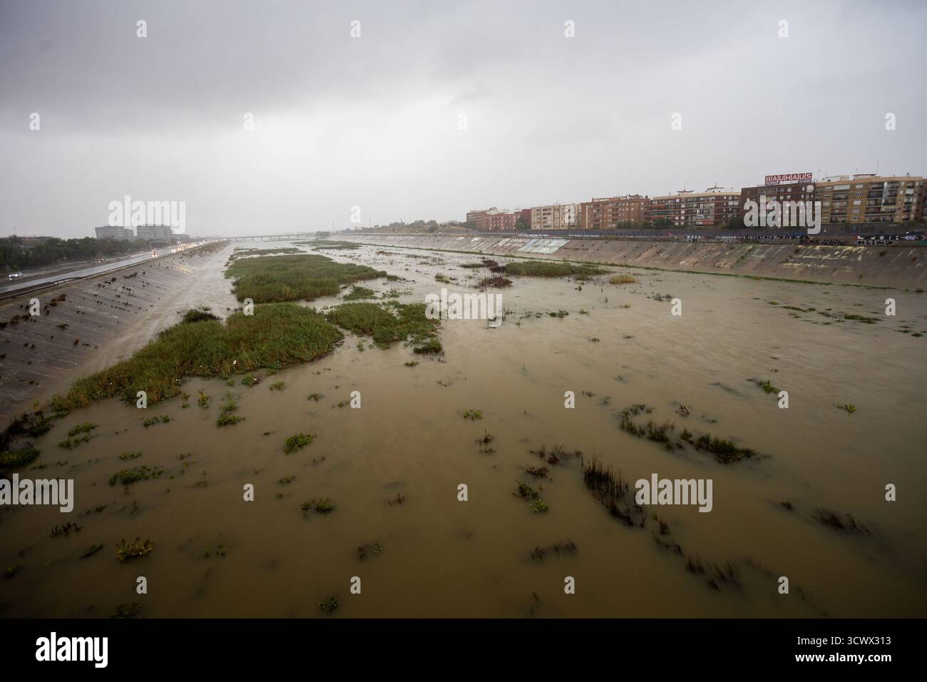 Image du nouveau cours de la rivière Turia qui traverse Valence après les fortes pluies. Banque D'Images