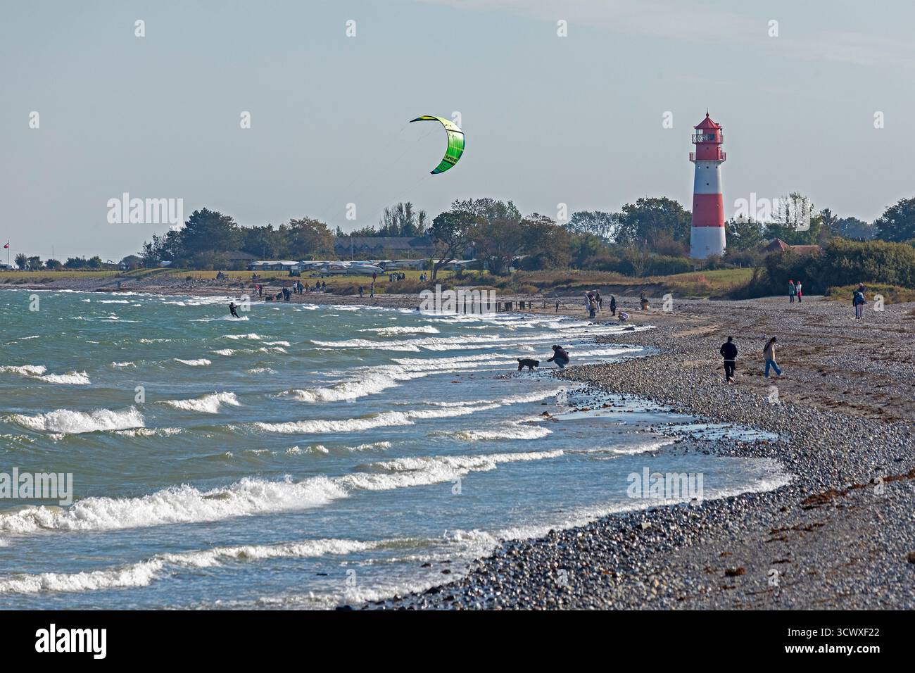 Phare, plage, mer Baltique, gens, kitesurf, Falshöft, Pommerby, Schleswig-Holstein, Allemagne Banque D'Images