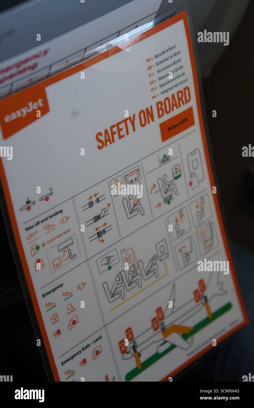 Carte de sécurité de l'avion easyJet intitulée « sécurité à bord » affichée dans la poche du siège de cabine pendant le vol.Munich, Allemagne Banque D'Images Carte de sécurité de l'avion easyJet intitulée « sécurité à bord » affichée dans la poche du siège de cabine pendant le vol.Munich, Allemagne Banque D'Images
