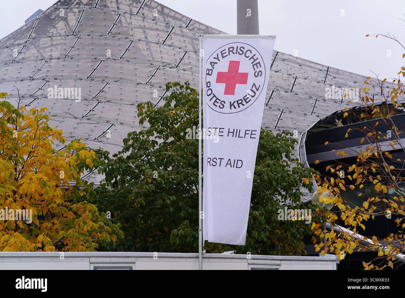 Drapeau de la Croix-Rouge bavaroise avec texte « Erste Hilfe – premiers secours » à l’Olympiapark Munich lors d’un événement sportif public.Munich, Allemagne Banque D'Images