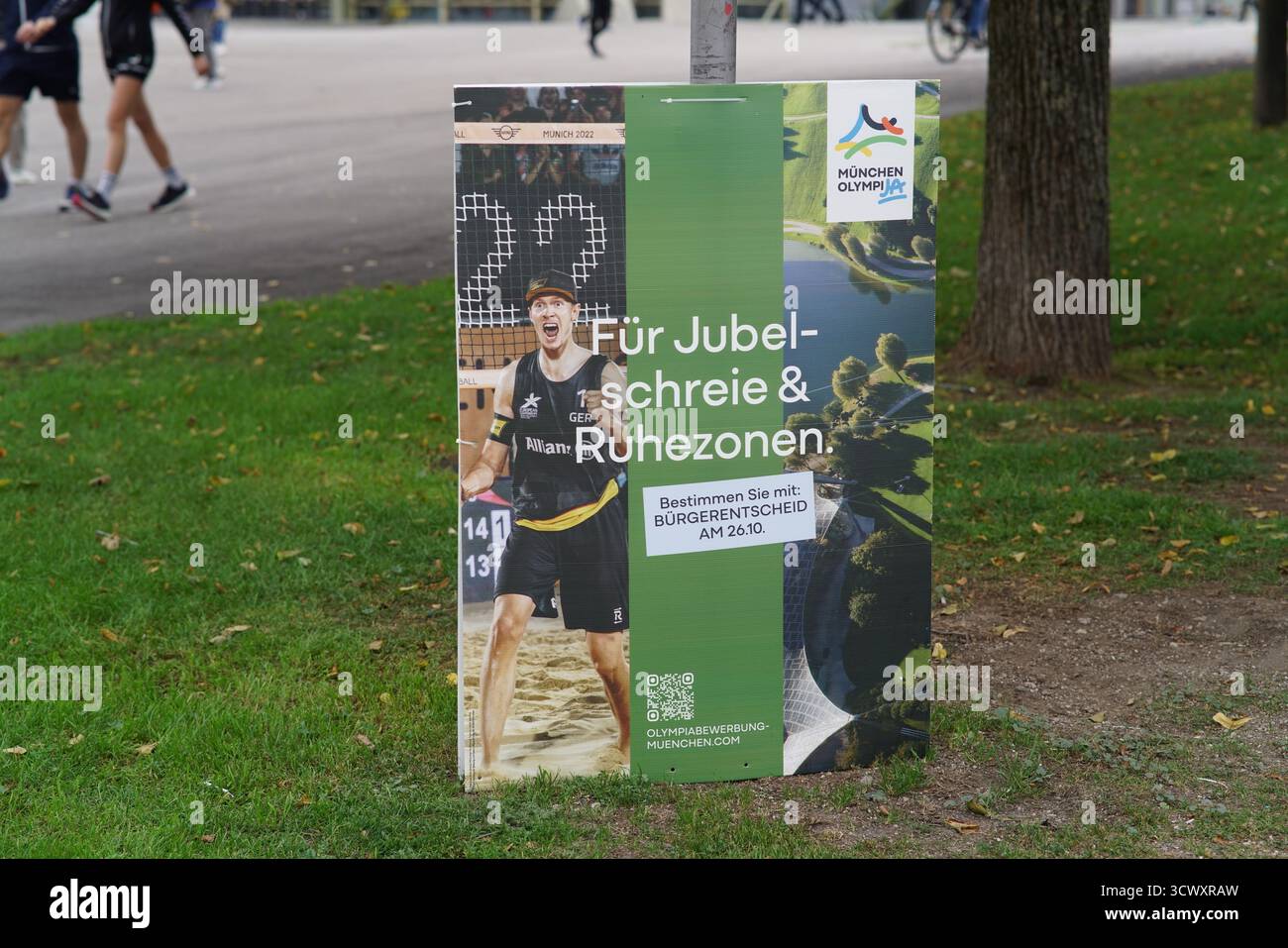 Affiche sportive à l'Olympiapark de Munich promouvant les zones d'activité avec un joueur de Beach volley et un message de motivation.Munich, Allemagne Banque D'Images