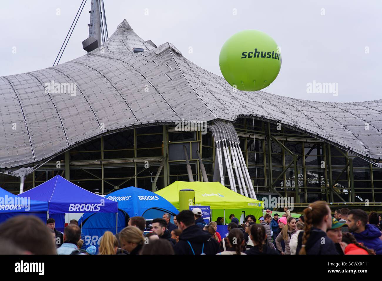 Les foules se rassemblent sous le toit de l'Olympiapark à la zone d'exposition du marathon de Munich avec Brooks et Schuster sponsors tents.Munich, Allemagne Banque D'Images