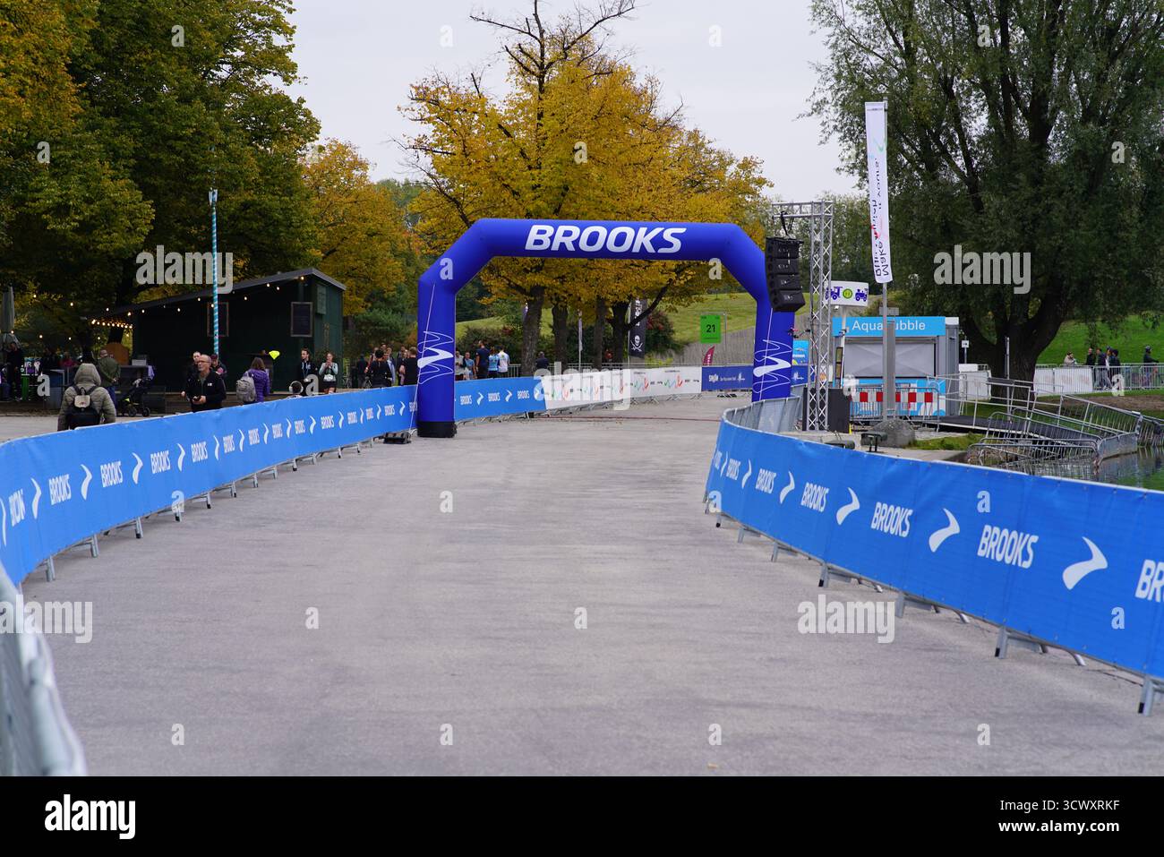 Arche Blue Brooks et voie de course clôturée sur le parcours du marathon de Munich à Olympiapark, Allemagne, pendant la configuration de l'événement de course.Munich, Allemagne Banque D'Images