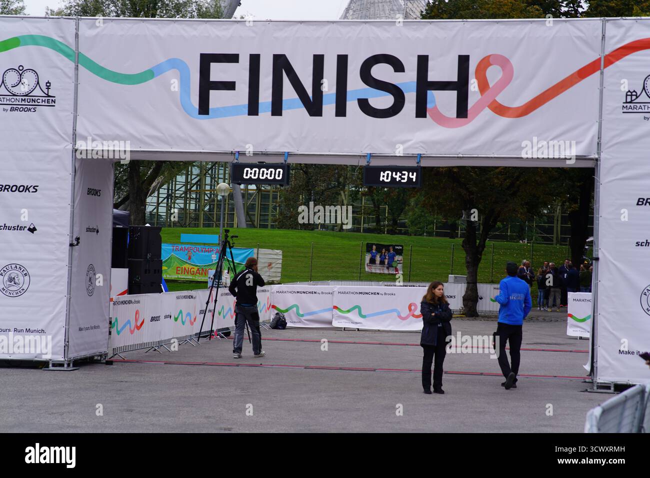 Ligne d'arrivée du marathon de Munich à l'Olympiapark, Allemagne, avec minuterie numérique et personnel préparant l'arrivée des coureurs.Munich, Allemagne Banque D'Images