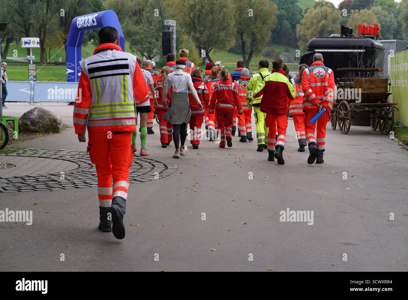 Le personnel médical et paramédical marchant près de la course pendant le marathon de Munich en Allemagne, assurant la sécurité des coureurs.Munich, Allemagne Banque D'Images