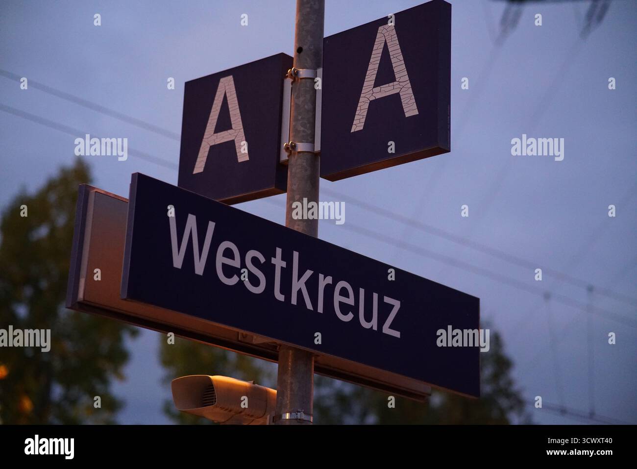 Westkreuz station signe à Berlin au crépuscule, éclairé sous la lumière douce du soir avec des fils aériens visible.Munich, Allemagne Banque D'Images