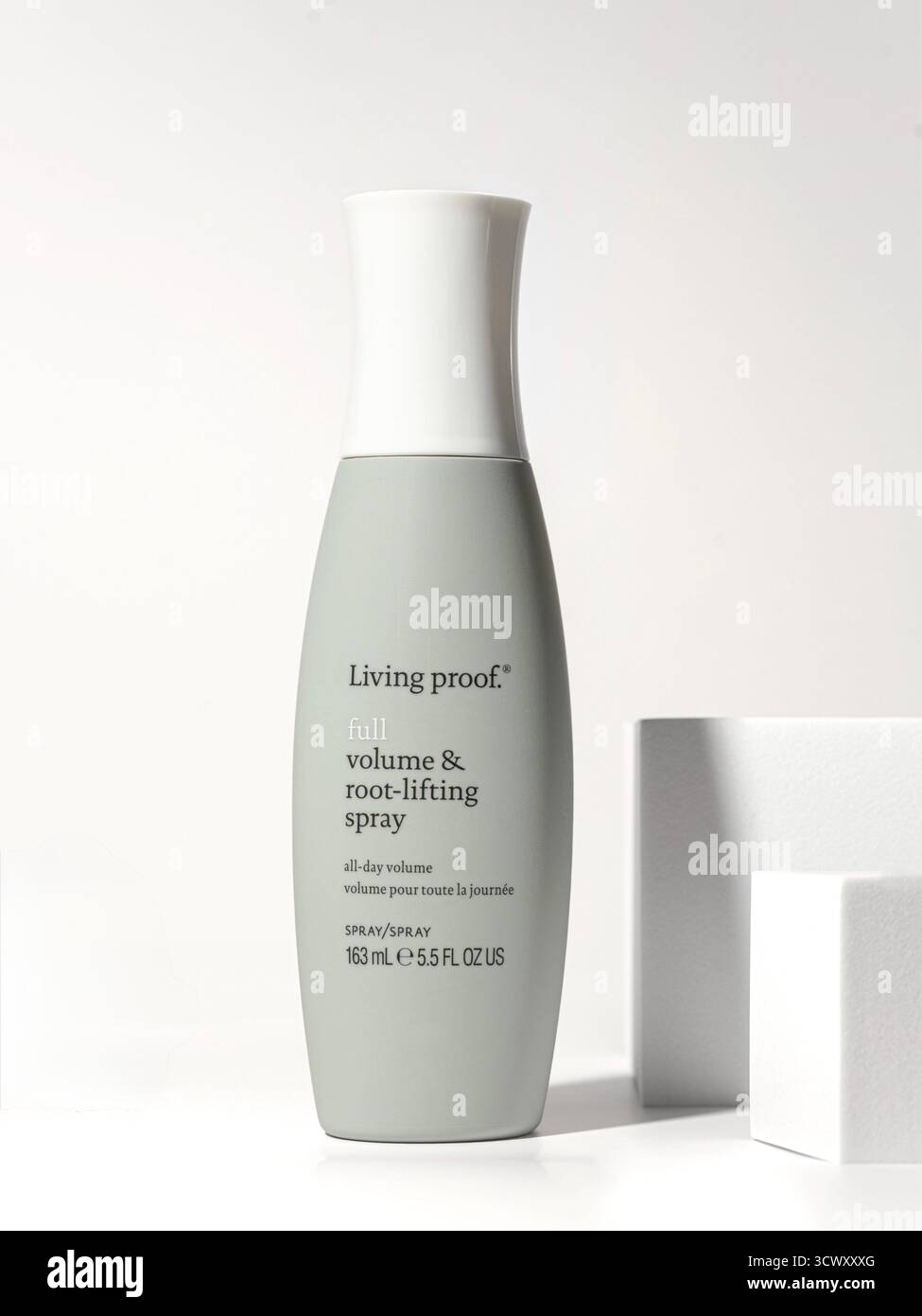 Living Proof Full volume et Root-lifting Spray sur fond blanc – photographie de produit Banque D'Images