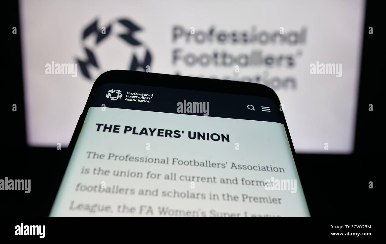 Stuttgart, Allemagne - 10-06-2025 : téléphone portable avec le site Web de la Professional footballers Association (PFA) sur l'écran devant le logo. Banque D'Images