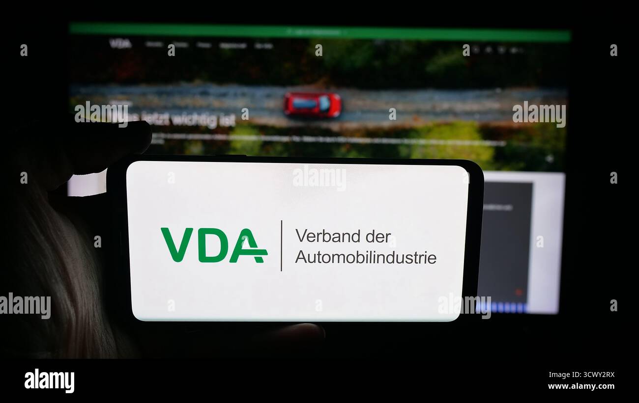 Stuttgart, Allemagne - 10-06-2025 : personne tenant un téléphone portable avec le logo de German Verband der Automobilindustrie (VDA) sur l'écran devant la page web. Banque D'Images