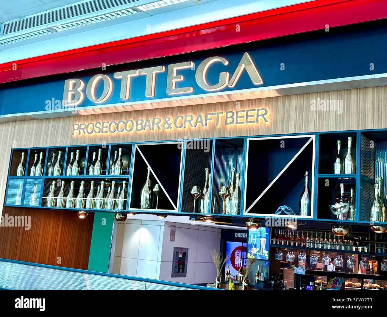Aéroport international de Dubaï, bar Bottega prosecco et restaurant de bière dîner à l'intérieur du terminal 3, servant des repas et des boissons aux passagers, eau Banque D'Images