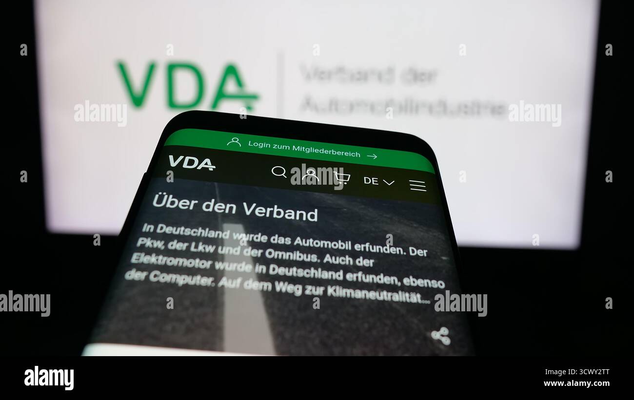 Stuttgart, Allemagne - 10-06-2025 : téléphone portable avec le site de German Verband der Automobilindustrie (VDA) sur l'écran devant le logo. Banque D'Images