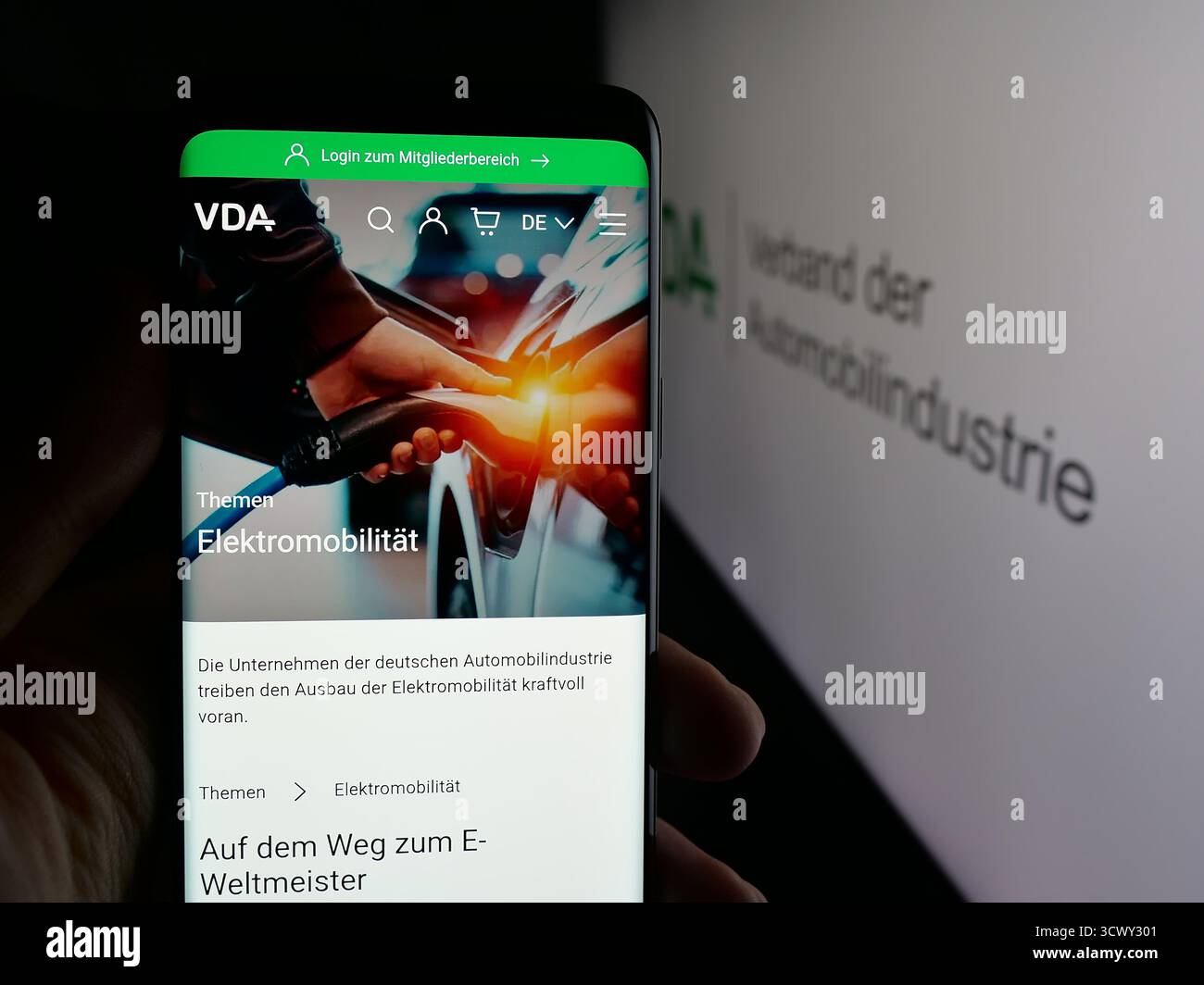 Stuttgart, Allemagne - 10-06-2025 : personne tenant un téléphone portable avec la page web de German Verband der Automobilindustrie (VDA) sur l'écran devant le logo. Banque D'Images