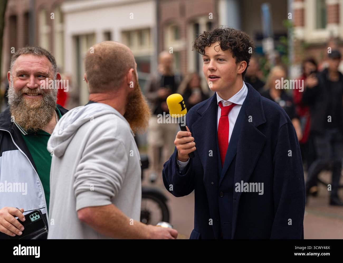 Amsterdam, pays-Bas, 12.10.2025, le célèbre YouTuber néerlandais Benjamin Buit connu sous le nom de « Bender » interviewe des gens lors d'une manifestation anti-immigration Banque D'Images