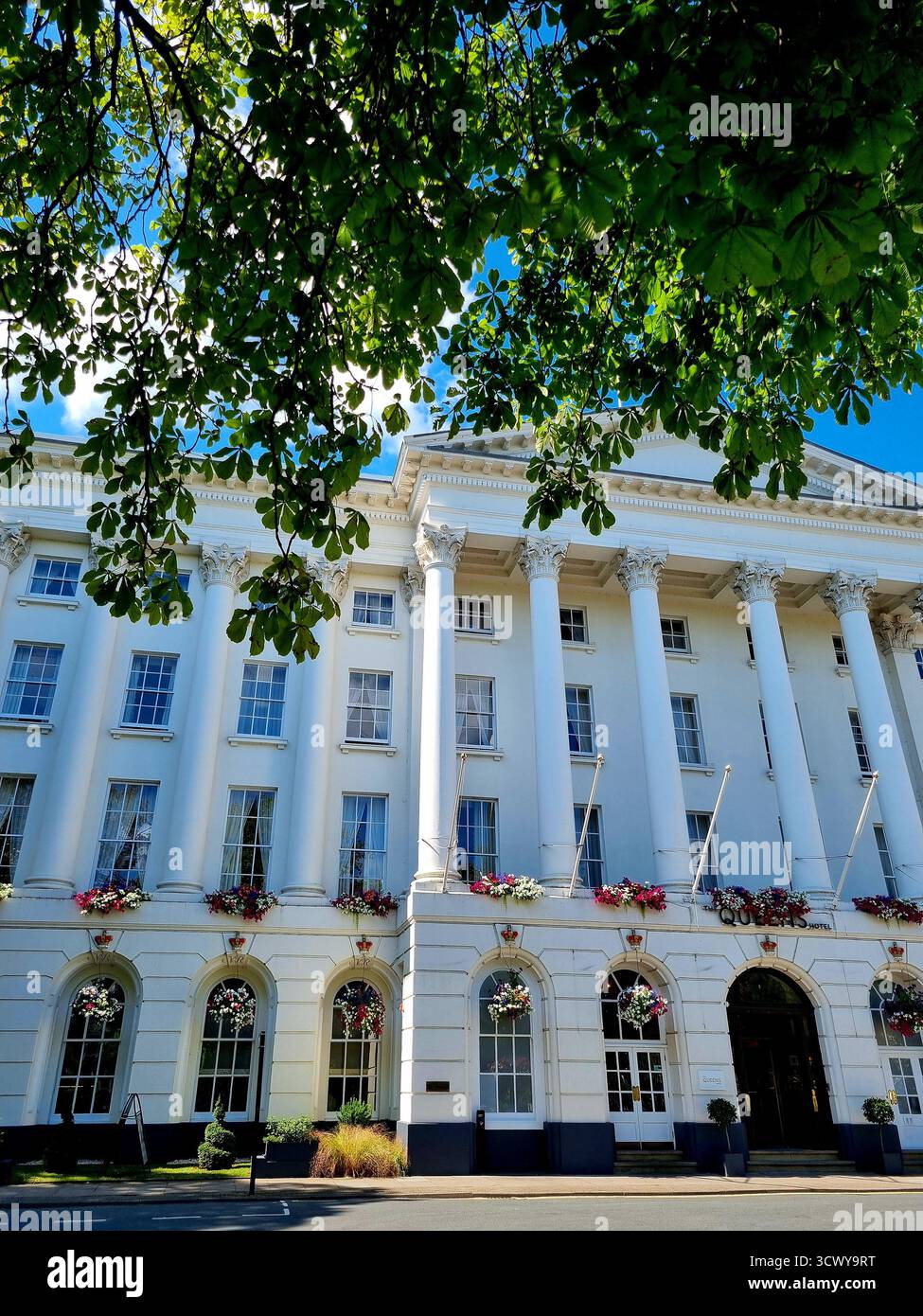 Hôtel Queens à Cheltenham Glos Angleterre Royaume-Uni - Image de stock capturée avec un smartphone
