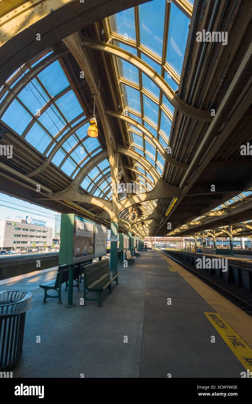 Un Spring Garden Station avec beaucoup de bancs et beaucoup de soleil Banque D'Images Un Spring Garden Station avec beaucoup de bancs et beaucoup de soleil Banque D'Images