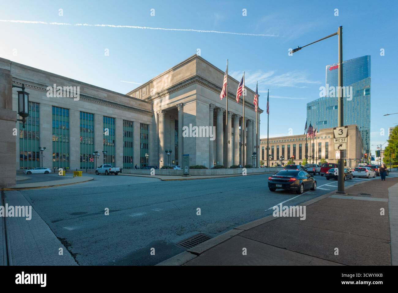 Un Spring Garden Station avec un drapeau dessus. Le bâtiment est blanc et a un signe rouge dessus, Philadelphie, États-Unis Banque D'Images Un Spring Garden Station avec un drapeau dessus. Le bâtiment est blanc et a un signe rouge dessus, Philadelphie, États-Unis Banque D'Images