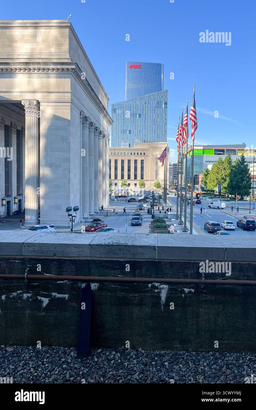 Une rue de la ville avec une station Spring Garden en arrière-plan. La rue est animée avec des voitures et des gens, Philadelphie, États-Unis Banque D'Images Une rue de la ville avec une station Spring Garden en arrière-plan. La rue est animée avec des voitures et des gens, Philadelphie, États-Unis Banque D'Images