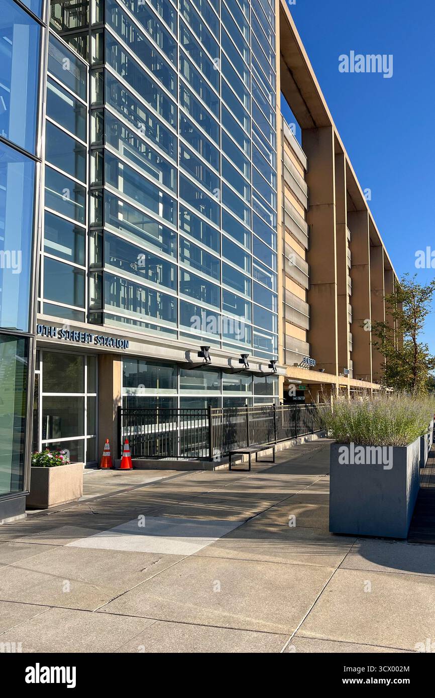 Un grand bâtiment Centre CIRA avec une façade en verre et un panneau qui dit « garage de stationnement ». Le bâtiment est entouré d'un parking et dispose de quelques pots Banque D'Images Un grand bâtiment Centre CIRA avec une façade en verre et un panneau qui dit « garage de stationnement ». Le bâtiment est entouré d'un parking et dispose de quelques pots Banque D'Images