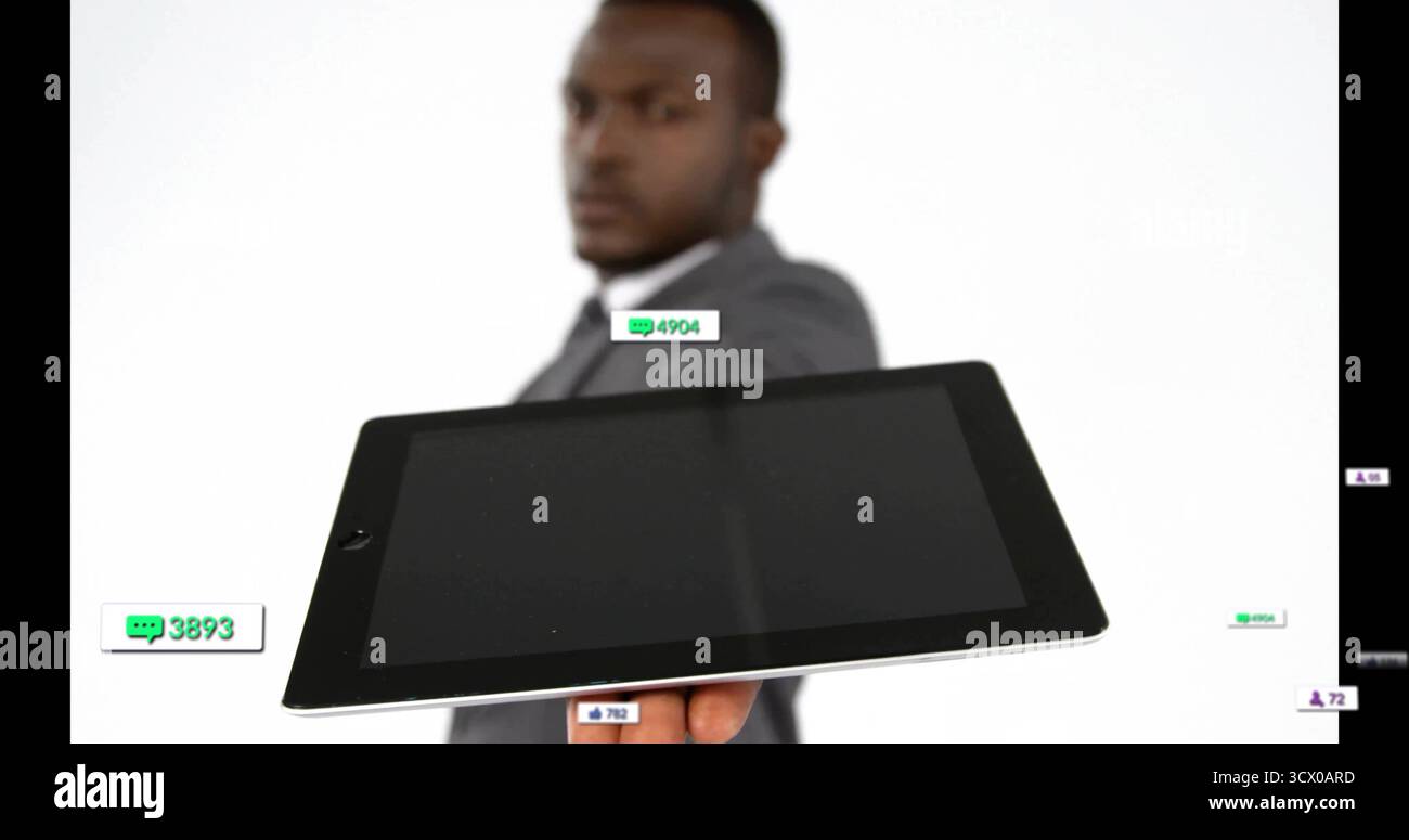 Présentation tablette noire tenue par un homme d'affaires contre le mur blanc avec chat, like et follower icônes Banque D'Images