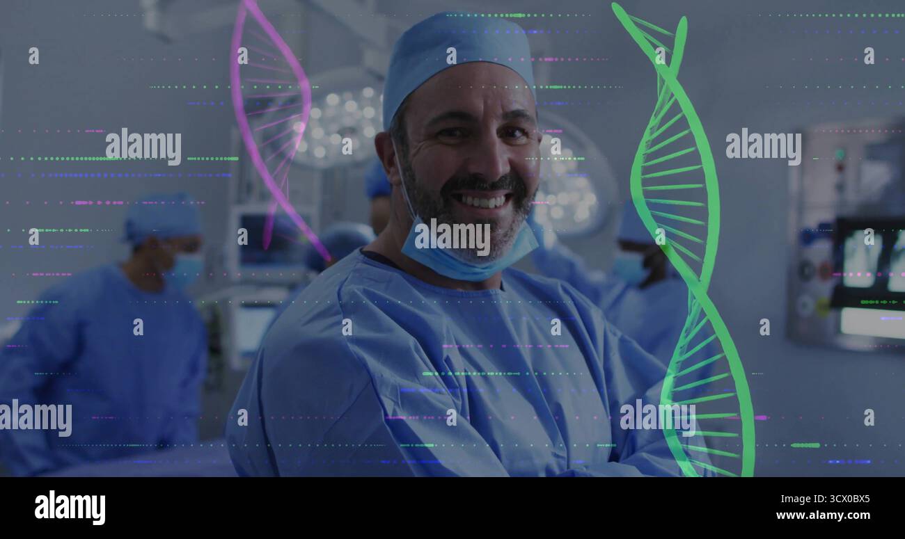 Chirurgien principal souriant croisant les bras dans la salle d'opération de l'hôpital, avec superposition de graphiques ADN Banque D'Images