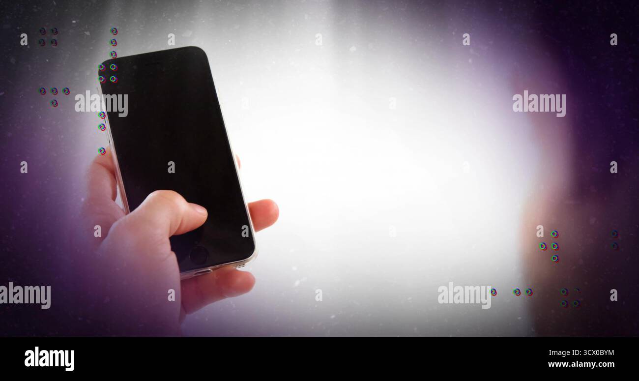 Main humaine saisissante tenant un smartphone dans un fond dégradé de studio, avec superposition de pépins, espace de copie Banque D'Images