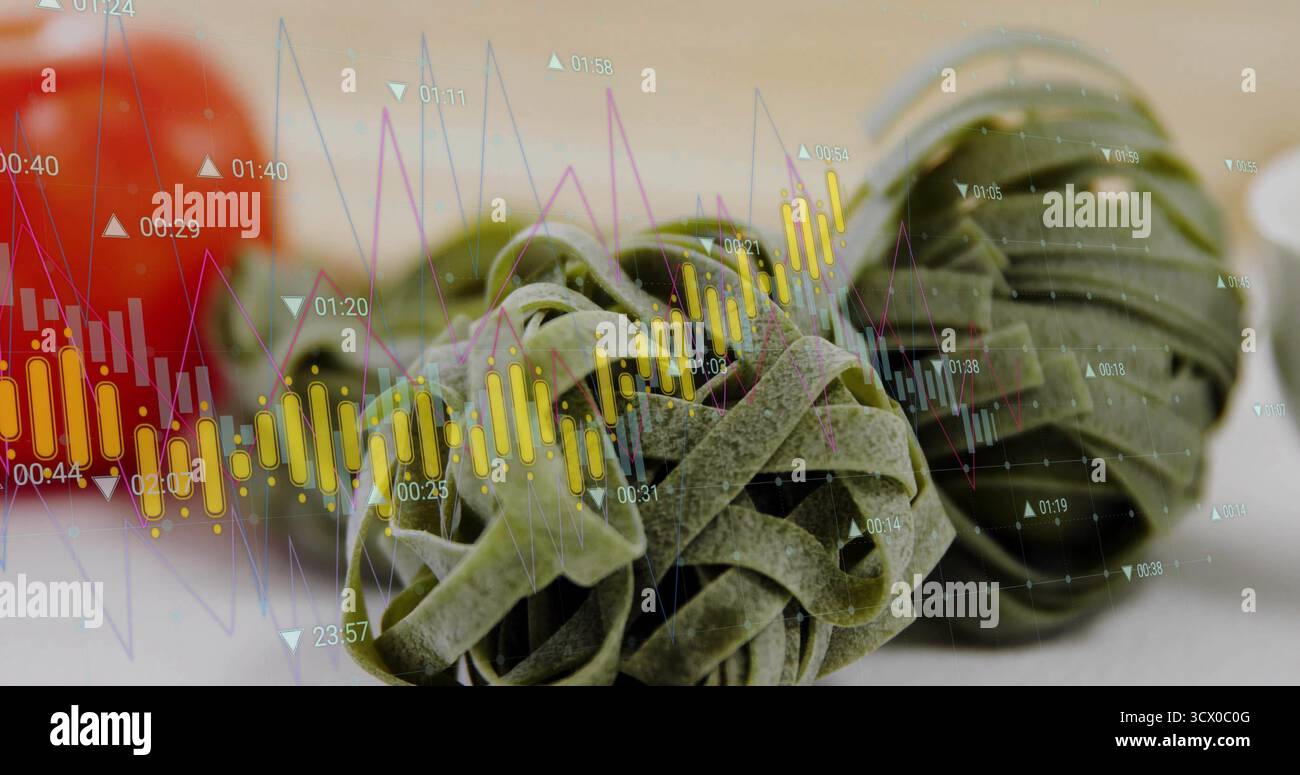 Affichage de trois nids de pâtes vertes et de tomate floue sur le dessus de table blanc, montrant la superposition de carte Banque D'Images