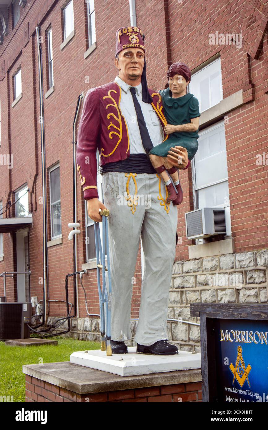 Statue de Shriner à Elizabethtown, Kentucky, présentant des regalia colorés et des détails complexes dans un charmant cadre de petite ville. Banque D'Images Statue de Shriner à Elizabethtown, Kentucky, présentant des regalia colorés et des détails complexes dans un charmant cadre de petite ville. Banque D'Images