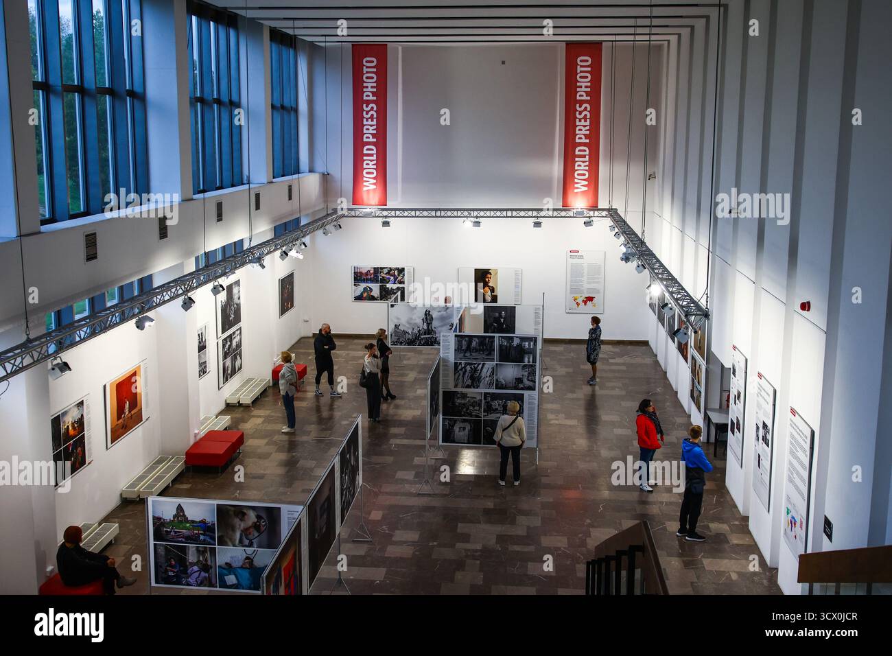 Cracovie, Pologne. 03 Oct, 2025. Exposition World Press photo 2025 au Centre culturel Nowa Huta à Cracovie, Pologne, le 3 octobre 2025. (Photo de Beata Zawrzel/NurPhoto) crédit : NurPhoto SRL/Alamy Live News Banque D'Images
